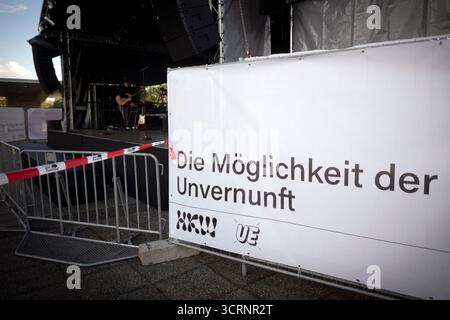 Ausstellung Â die Moeglichkeit der UnvernunftÂ , Jan Boehmermann DEU, Deutschland, Germania, Berlino, 29.09.2025 Logo im Rahmen der Ausstellung Â die Moeglichkeit der UnvernunftÂ vor dem Haus der Kulturen der Welt HKW Kongresshalle a Berlino Germania. Jan Boehmermann , deutscher Fernsehmoderator und Satiriker ,und die Gruppe Royale vom ZDF Magazin Royale besetzen vom 27. Settembre fino al 19. Oktober 2025 mit der Ausstellung die Möglichkeit der Unvernunft und einem umfangreichen Veranstaltungsprogramm die Kongresshalle . MIT der Ausstellung soll handyfrei den Gemeinschaftssinn heraufbeschwo Foto Stock