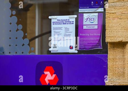 Dorchester, Dorset, Regno Unito. 2 ottobre 2025. Vista generale della filiale della NatWest Bank in South Street a Dorchester nel Dorset, che chiuderà definitivamente il 22 ottobre 2025. Crediti fotografici: Graham Hunt/Alamy Live News Foto Stock