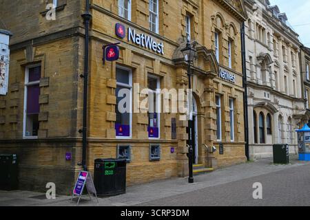 Dorchester, Dorset, Regno Unito. 2 ottobre 2025. Vista generale della filiale della NatWest Bank in South Street a Dorchester nel Dorset, che chiuderà definitivamente il 22 ottobre 2025. Crediti fotografici: Graham Hunt/Alamy Live News Foto Stock