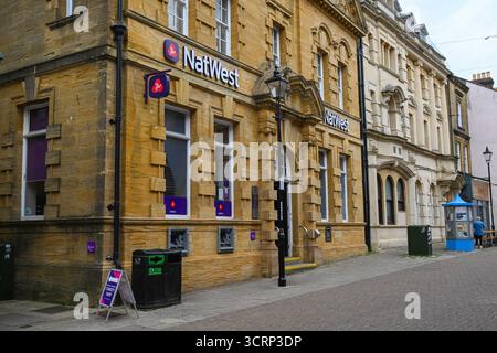 Dorchester, Dorset, Regno Unito. 2 ottobre 2025. Vista generale della filiale della NatWest Bank in South Street a Dorchester nel Dorset, che chiuderà definitivamente il 22 ottobre 2025. Crediti fotografici: Graham Hunt/Alamy Live News Foto Stock