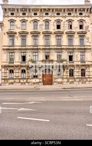 Scene di strada e architettura urbana nel centro di Vienna, con linee di tram, edifici storici e la vita quotidiana della città nella capitale austriaca Foto Stock