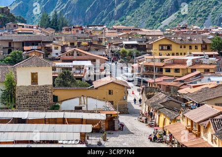 Cusco, Perù - 17 marzo 2025: Vista dall'alto con la città di Ollantaytambo nella Valle Sacra Foto Stock