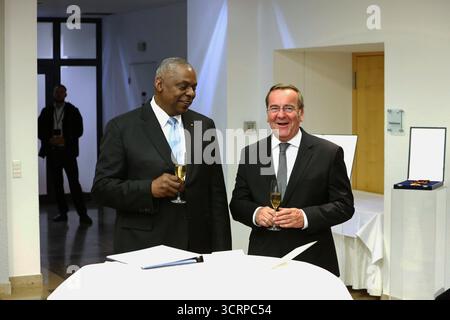 Il ministro federale della difesa Boris Pistorius e Lloyd James Austin III ex Segretario della difesa degli Stati Uniti 2021-2025 al ricevimento dello champagne Foto Stock
