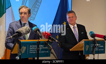 Tanaiste Simon Harris (a sinistra) con il commissario per il commercio dell'UE Maros Sefcovic che parla ai media di Avondale House, Co Wicklow. il commissario per il commercio dell'Unione europea ha affermato che dovrebbe esserci "chiaramente” una riduzione tariffaria per i vini e gli alcolici. Maros Sefcovic ha affermato che il settore è una priorità per l'Unione europea quando cerca tariffe tariffarie inferiori all'attuale tasso del 15% applicato dagli Stati Uniti alla maggior parte dei beni che importa dal blocco Data immagine: Giovedì 2 ottobre 2025. Foto Stock