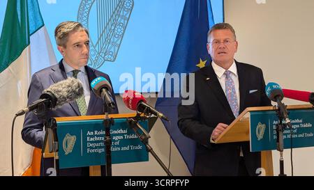 Tanaiste Simon Harris (a sinistra) con il commissario per il commercio dell'UE Maros Sefcovic che parla ai media di Avondale House, Co Wicklow. il commissario per il commercio dell'Unione europea ha affermato che dovrebbe esserci "chiaramente” una riduzione tariffaria per i vini e gli alcolici. Maros Sefcovic ha affermato che il settore è una priorità per l'Unione europea quando cerca tariffe tariffarie inferiori all'attuale tasso del 15% applicato dagli Stati Uniti alla maggior parte dei beni che importa dal blocco Data immagine: Giovedì 2 ottobre 2025. Foto Stock