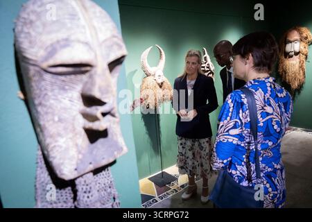 IMBARCATO PER il 1935 GIOVEDÌ 2 OTTOBRE la duchessa di Edimburgo ammira manufatti e arte contemporanea all'Utex Bilembo di Kinshasa, Repubblica Democratica del Congo. Data foto: Giovedì 2 ottobre 2025. Foto Stock