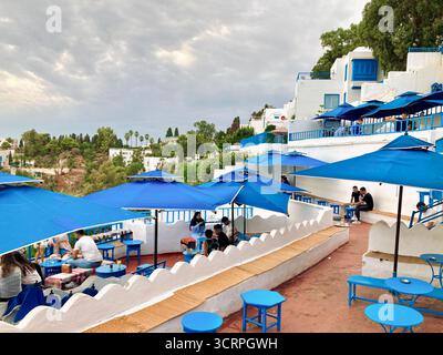 Vista panoramica sulla costa dal Café des Délices a Sidi Bou Said, Tunisi, ombrelli blu e orizzonte marino. Catturato il 23 settembre 2025 Foto Stock
