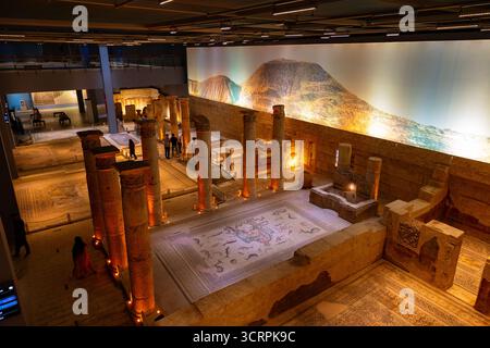 Vista interna del Museo dei mosaici Zeugma a Gaziantep. Gaziantep Turchia - 6.24.2025 Foto Stock