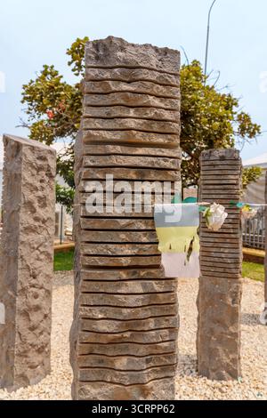 Kigali Rwanda - 3 settembre 2025; pilastri, uno per ogni soldato ucciso al Memoriale belga di Kigali il 7 aprile 1994 all'inizio del genocidio. Foto Stock