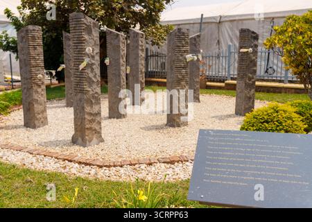 Kigali Rwanda - 3 settembre 2025; pilastri, uno per ogni soldato ucciso al Memoriale belga di Kigali il 7 aprile 1994 all'inizio del genocidio. Foto Stock