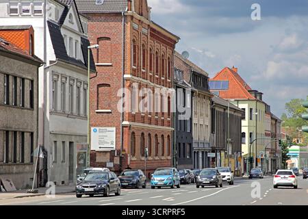 Soziale Brennpunkte in Essen Im Essener Ortsteil Altenessen ist am Bahnhof ein Hotspot entstanden, wo Kriminalität zum Alltag gehört. Hierzu gehört zum Beispiel ein erhöhter Bevölkerungsanteil von Migranten, sowie rechtsextreme Gruppen, die zu Gewalttaten neigen. Essen Nordrhein-Westfalen Deutschland Altenessen *** punti di interesse sociale a Essen, nel distretto Altenessen di Essen, è emerso un punto caldo alla stazione ferroviaria dove la criminalità fa parte della vita quotidiana ciò include, ad esempio, una maggiore percentuale di migranti nella popolazione, nonché gruppi estremisti di destra che sono inclini a V Foto Stock