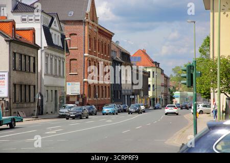 Soziale Brennpunkte in Essen Im Essener Ortsteil Altenessen ist am Bahnhof ein Hotspot entstanden, wo Kriminalität zum Alltag gehört. Hierzu gehört zum Beispiel ein erhöhter Bevölkerungsanteil von Migranten, sowie rechtsextreme Gruppen, die zu Gewalttaten neigen. Essen Nordrhein-Westfalen Deutschland Altenessen *** punti di interesse sociale a Essen, nel distretto Altenessen di Essen, è emerso un punto caldo alla stazione ferroviaria dove la criminalità fa parte della vita quotidiana ciò include, ad esempio, una maggiore percentuale di migranti nella popolazione, nonché gruppi estremisti di destra che sono inclini a V Foto Stock