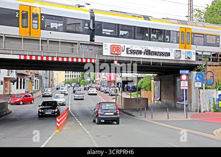 Soziale Brennpunkte in Essen Im Essener Ortsteil Altenessen ist am Bahnhof ein Hotspot entstanden, wo Kriminalität zum Alltag gehört. Hierzu gehört zum Beispiel ein erhöhter Bevölkerungsanteil von Migranten, sowie rechtsextreme Gruppen, die zu Gewalttaten neigen. Essen Nordrhein-Westfalen Deutschland Altenessen *** punti di interesse sociale a Essen, nel distretto Altenessen di Essen, è emerso un punto caldo alla stazione ferroviaria dove la criminalità fa parte della vita quotidiana ciò include, ad esempio, una maggiore percentuale di migranti nella popolazione, nonché gruppi estremisti di destra che sono inclini a V Foto Stock
