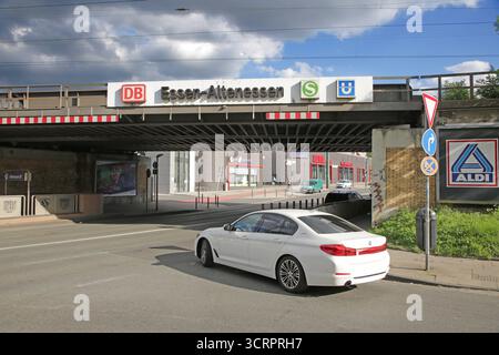 Soziale Brennpunkte in Essen Im Essener Ortsteil Altenessen ist am Bahnhof ein Hotspot entstanden, wo Kriminalität zum Alltag gehört. Hierzu gehört zum Beispiel ein erhöhter Bevölkerungsanteil von Migranten, sowie rechtsextreme Gruppen, die zu Gewalttaten neigen. Essen Nordrhein-Westfalen Deutschland Altenessen *** punti di interesse sociale a Essen, nel distretto Altenessen di Essen, è emerso un punto caldo alla stazione ferroviaria dove la criminalità fa parte della vita quotidiana ciò include, ad esempio, una maggiore percentuale di migranti nella popolazione, nonché gruppi estremisti di destra che sono inclini a V Foto Stock