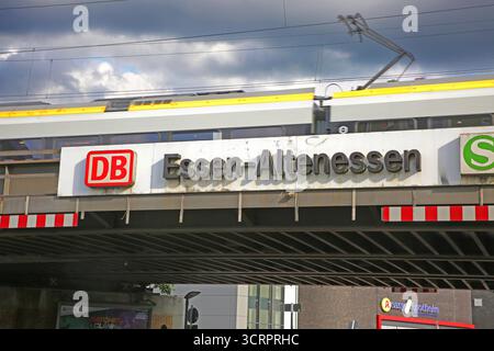 Soziale Brennpunkte in Essen Im Essener Ortsteil Altenessen ist am Bahnhof ein Hotspot entstanden, wo Kriminalität zum Alltag gehört. Hierzu gehört zum Beispiel ein erhöhter Bevölkerungsanteil von Migranten, sowie rechtsextreme Gruppen, die zu Gewalttaten neigen. Essen Nordrhein-Westfalen Deutschland Altenessen *** punti di interesse sociale a Essen, nel distretto Altenessen di Essen, è emerso un punto caldo alla stazione ferroviaria dove la criminalità fa parte della vita quotidiana ciò include, ad esempio, una maggiore percentuale di migranti nella popolazione, nonché gruppi estremisti di destra che sono inclini a V Foto Stock