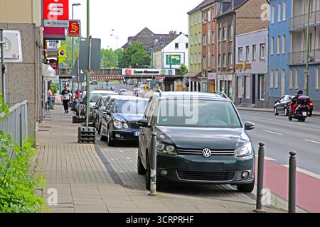 Soziale Brennpunkte in Essen Im Essener Ortsteil Altenessen ist am Bahnhof ein Hotspot entstanden, wo Kriminalität zum Alltag gehört. Hierzu gehört zum Beispiel ein erhöhter Bevölkerungsanteil von Migranten, sowie rechtsextreme Gruppen, die zu Gewalttaten neigen. Essen Nordrhein-Westfalen Deutschland Altenessen *** punti di interesse sociale a Essen, nel distretto Altenessen di Essen, è emerso un punto caldo alla stazione ferroviaria dove la criminalità fa parte della vita quotidiana ciò include, ad esempio, una maggiore percentuale di migranti nella popolazione, nonché gruppi estremisti di destra che sono inclini a V Foto Stock