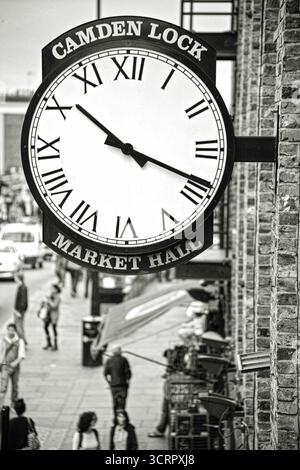 Orologio, Camden Lock Market Hall, Camden Town, Londra, Inghilterra Regno Unito Foto Stock