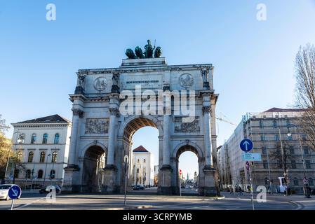 Monaco di Baviera, Germania - 6 aprile 2025: Siegestor, arco trionfale con gente intorno a Monaco, Baviera, Germania Foto Stock
