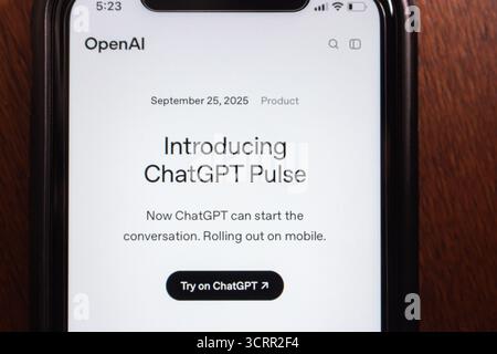 Quito, ECUADOR - settembre 30 2025 : lo schermo dello smartphone visualizza l'annuncio della funzione ChatGPT Pulse di OpenAI. Foto Stock