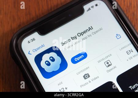Quito, ECUADOR - settembre 30 2025 : primo piano di uno smartphone che mostra la pagina App Store di Sora app, una nuova app video ai sviluppata da OpenAI. Foto Stock
