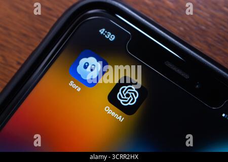 Quito, ECUADOR - settembre 30 2025 : primo piano smartphone con icone Sora e OpenAI, in evidenza la sua nuova piattaforma di video social basata sull'intelligenza artificiale. Foto Stock