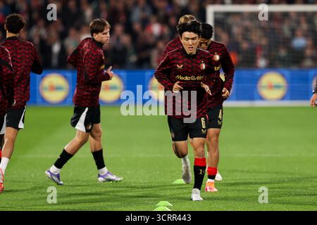 Rotterdam, Paesi Bassi. 2 ottobre 2025. ROTTERDAM, PAESI BASSI - 2 OTTOBRE: Riscaldamento dell'Inbeom Hwang del Feyenoord durante la fase UEFA Europa League, League, MD2 match tra il Feyenoord e l'Aston Villa allo Stadion Feijenoord il 2 ottobre 2025 a Rotterdam, Paesi Bassi. (Foto di Hans van der Valk/Orange Pictures) credito: Orange Pics BV/Alamy Live News Foto Stock