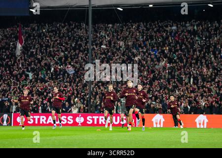 Rotterdam, Paesi Bassi. 2 ottobre 2025. Rotterdam - Tsuyoshi Watanabe del Feyenoord durante la seconda partita della UEFA Europa League 2025/2026. La partita è ambientata tra il Feyenoord Rotterdam e l'Aston Villa F.C. allo Stadion Feijenoord De Kuip il 2 ottobre 2025 a Rotterdam, nei Paesi Bassi. Credito: Foto Box to Box/Alamy Live News Foto Stock