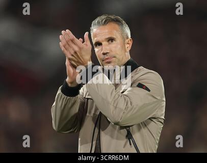 Feyenoord, Paesi Bassi. 2 ottobre 2025. Robin van Persie allenatore del Feyenoord durante la partita Feyenoord vs Aston Villa UEFA Europa League allo Stadion Feijenoord, Feyenoord. Il credito per immagini dovrebbe essere: Paul Terry/Sportimage Credit: Sportimage Ltd/Alamy Live News Foto Stock
