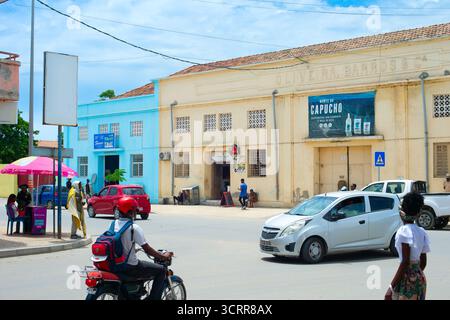 BENGUELA, ANGOLA - 14 MARZO 2025: Persone in una strada trafficata di Benguela. Tipica scena di strada Foto Stock