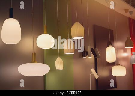 Vari lampadari moderni dalla sala espositiva. Interno Foto Stock