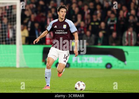 Rotterdam, Paesi Bassi. 2 ottobre 2025. ROTTERDAM, PAESI BASSI - 2 OTTOBRE: Pau Torres dell'Aston Villa in azione durante la fase UEFA Europa League, League, MD2 match tra Feyenoord e Aston Villa allo Stadion Feijenoord il 2 ottobre 2025 a Rotterdam, Paesi Bassi. (Foto di Hans van der Valk/Orange Pictures) credito: Orange Pics BV/Alamy Live News Foto Stock