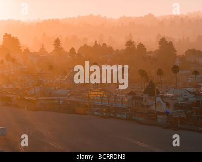 Vista aerea del lungomare di Santa Cruz Beach e Giant Dipper al tramonto Foto Stock