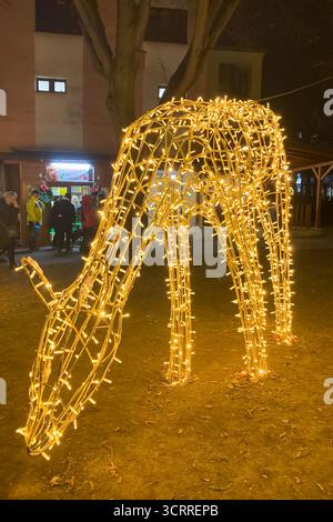 SLOVACCHIA, POPRAD - 29 DICEMBRE 2024: Il centro della città di Poprad si illumina di una magica atmosfera natalizia, con luci festive, alberi decorati, Foto Stock