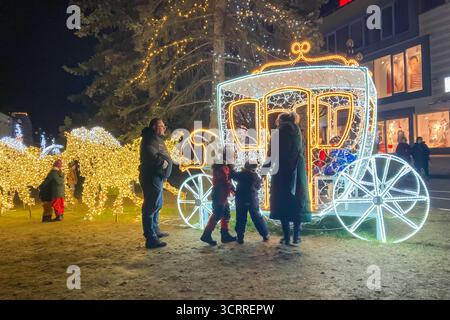 SLOVACCHIA, POPRAD - 29 DICEMBRE 2024: Il centro della città di Poprad si illumina di una magica atmosfera natalizia, con luci festive, alberi decorati, Foto Stock