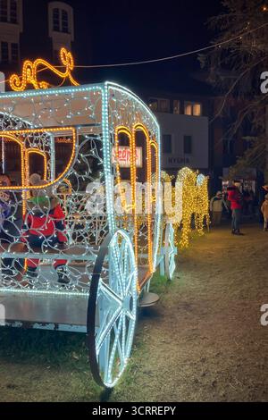 SLOVACCHIA, POPRAD - 29 DICEMBRE 2024: Il centro della città di Poprad si illumina di una magica atmosfera natalizia, con luci festive, alberi decorati, Foto Stock