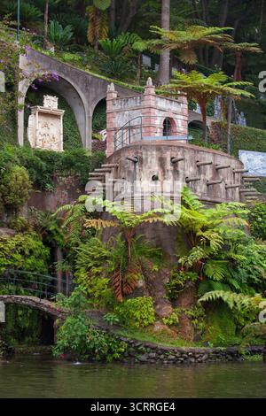 Giardino tropicale del Monte Palace. Vista verticale con fontana decorativa in un giorno d'estate. Funchal, Madeira, Portogallo Foto Stock