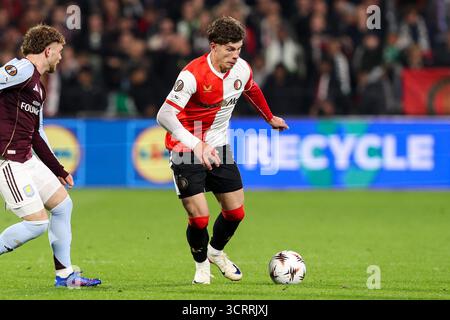 Rotterdam, Paesi Bassi. 2 ottobre 2025. ROTTERDAM, PAESI BASSI - 2 OTTOBRE: Jordan Bos del Feyenoord corre con il pallone durante la fase UEFA Europa League, League, MD2 match tra Feyenoord e Aston Villa allo Stadion Feijenoord il 2 ottobre 2025 a Rotterdam, Paesi Bassi. (Foto di Hans van der Valk/Orange Pictures) credito: Orange Pics BV/Alamy Live News Foto Stock
