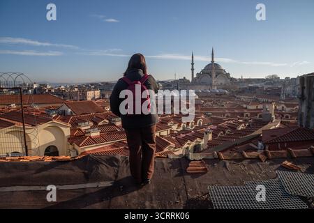 Istanbul Turchia terremoto dopo: Donne rilevano i tetti danneggiati, sfondo della moschea Suleymaniye. Foto Stock