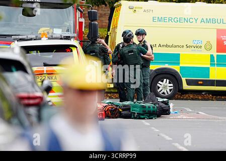 (251002) -- MANCHESTER (GRAN BRETAGNA), 2 ottobre 2025 (Xinhua) -- i lavoratori di emergenza sono raffigurati sulla scena della sinagoga della congregazione ebraica di Heaton Park a Manchester, Regno Unito, 2 ottobre 2025. La polizia ha confermato giovedì pomeriggio che l'attentato fuori dalla sinagoga della congregazione ebraica di Heaton Park su Middleton Road a Crumpsall, Manchester, è stato dichiarato un incidente terroristico. (Xinhua) Foto Stock
