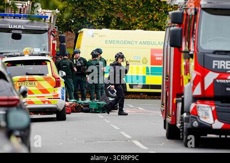 (251002) -- MANCHESTER (GRAN BRETAGNA), 2 ottobre 2025 (Xinhua) -- gli agenti di polizia e i servizi di emergenza sono raffigurati sulla scena della sinagoga della congregazione ebraica di Heaton Park a Manchester, Regno Unito, 2 ottobre 2025. La polizia ha confermato giovedì pomeriggio che l'attentato fuori dalla sinagoga della congregazione ebraica di Heaton Park su Middleton Road a Crumpsall, Manchester, è stato dichiarato un incidente terroristico. (Xinhua) Foto Stock