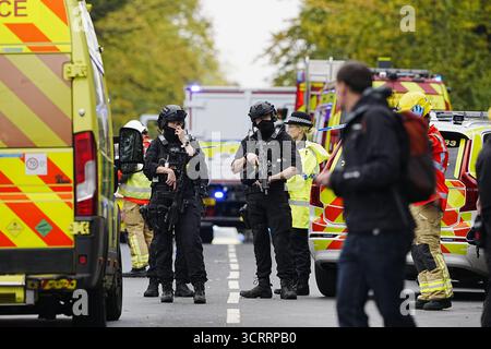 (251002) -- MANCHESTER (GRAN BRETAGNA), 2 ottobre 2025 (Xinhua) -- gli agenti di polizia e i servizi di emergenza sono raffigurati sulla scena della sinagoga della congregazione ebraica di Heaton Park a Manchester, Regno Unito, 2 ottobre 2025. La polizia ha confermato giovedì pomeriggio che l'attentato fuori dalla sinagoga della congregazione ebraica di Heaton Park su Middleton Road a Crumpsall, Manchester, è stato dichiarato un incidente terroristico. (Xinhua) Foto Stock