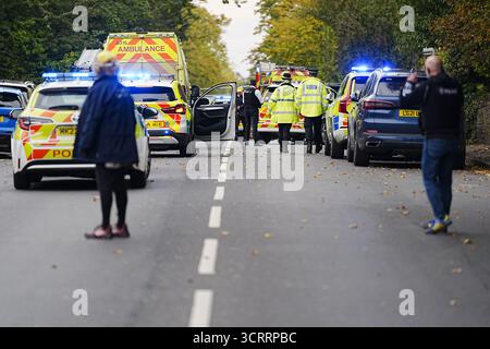 (251002) -- MANCHESTER (GRAN BRETAGNA), 2 ottobre 2025 (Xinhua) -- gli agenti di polizia e i servizi di emergenza sono raffigurati sulla scena della sinagoga della congregazione ebraica di Heaton Park a Manchester, Regno Unito, 2 ottobre 2025. La polizia ha confermato giovedì pomeriggio che l'attentato fuori dalla sinagoga della congregazione ebraica di Heaton Park su Middleton Road a Crumpsall, Manchester, è stato dichiarato un incidente terroristico. (Xinhua) Foto Stock