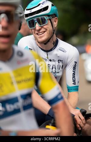 21° Tour della Gran Bretagna, tappa 5. 6 settembre Pontypool, Galles, Regno Unito. Fred Wright sulla linea di partenza, si sta preparando, chiacchierando rilassato prima della gara. Foto Stock
