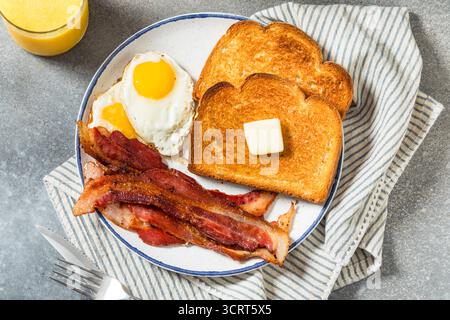 Colazione all'americana con uova e toast con succo d'arancia Foto Stock