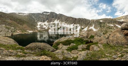 Rocks Surround Crystal Lakes nel Parco Nazionale delle Montagne Rocciose Foto Stock