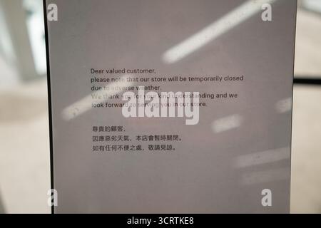 Hong Kong, Cina - 23 settembre 2025: Un avviso stampato informa i clienti che il negozio Balenciaga presso il centro commerciale K11 è temporaneamente chiuso Foto Stock