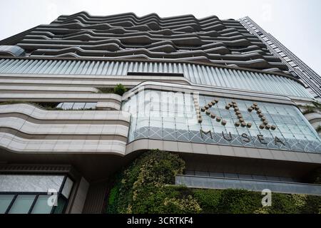 Hong Kong, Cina - 23 settembre 2025: Vista verso l'alto del centro commerciale K11 MUSEA, con nastro protettivo visibile sulle finestre di vetro come misura di sicurezza Foto Stock