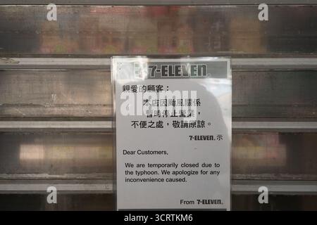 Hong Kong, Cina - 23 settembre 2025: Un avviso stampato da 7-Eleven informa i clienti che il negozio è temporaneamente chiuso a causa del tifone. Foto Stock