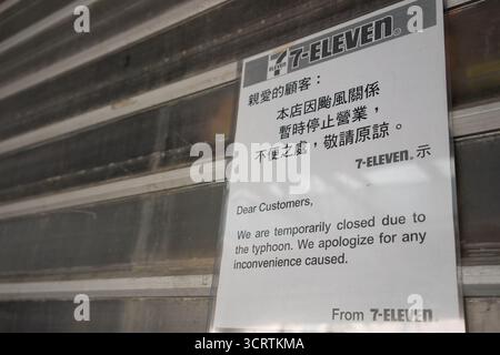 Hong Kong, Cina - 23 settembre 2025: Primo piano di un avviso stampato da 7-Eleven informa i clienti che il negozio è temporaneamente chiuso a causa di t Foto Stock