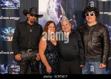 Los Angeles, Stati Uniti. 2 ottobre 2025. Il cast del film partecipa alla prima mondiale di "Shoot from the Hip: Rise of the Phantom" al Laemmle's Town Center 5, Los Angeles, CA, 2 ottobre 2025 Credit: Eugene Powers/Alamy Live News Foto Stock